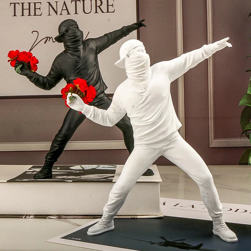 Escultura Harmonia em Movimento Homem Lançando Flor